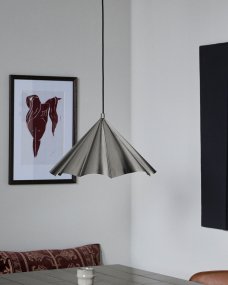 Flola Ø50 Argent suspension De House Doctor - Flola est une suspension d&eacute;corative au design saisissant qui ne manquera pas d'attirer les regards.