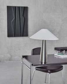 Soffi 48cm Argent lampe de table De House Doctor - La lampe est fournie avec un c&acirc;ble de 2,5 m, un interrupteur et une prise.