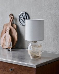 Hite 44cm Blanc cassé lampe de table De House Doctor - La lampe de table Hite est une lampe d&eacute;corative qui allie le verre travaill&eacute; &agrave; la main &agrave; un tissu doux.