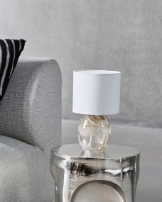 Hite 28cm Blanc cassé lampe de table De House Doctor - La lampe de table Hite est une lampe d&eacute;corative qui allie le verre travaill&eacute; &agrave; la main &agrave; un tissu doux.
