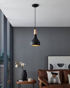 Sabinar Ø18 Noir suspension De Eglo - L'abat-jour noir combiné à des détails en bois crée un look élégant et nordique qui s'intègre parfaitement au-dessus de la cuisine, de la table à manger ou comme spot décoratif.