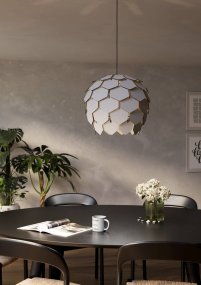 Mattanza Ø50 Gris suspension De Eglo - La forme sphérique et les panneaux superposés créent un jeu d'ombres ludique lorsque la lampe est allumée, donnant à la pièce profondeur et dimension.