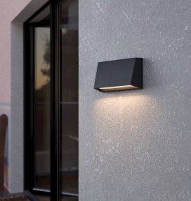 Spongano Noir lampe d’extérieur De Eglo - Grâce à l'indice de protection IP65, qui offre une protection contre les jets d'eau et la poussière, le produit est adapté à une utilisation en extérieur.