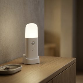 Merta Blanc portable De Eglo - Le bouton de la lampe permet de régler facilement la luminosité et la température de couleur (blanc chaud ou blanc froid) selon vos préférences.