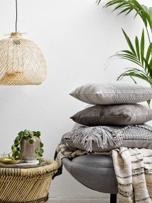 Rodi Ø42 Nature De Bloomingville - Rodi est un plafonnier polyvalent qui apportera caract&egrave;re et s&eacute;r&eacute;nit&eacute; &agrave; votre int&eacute;rieur.