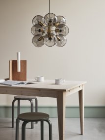 Tage 50 Ø45 Laiton suspension De CO Bankeryd - La lampe convient pour être suspendue plus haut au plafond du salon, dans la chambre pour un éclairage général doux ou au-dessus de la table à manger, où elle joue un rôle et devient un accroche-regard expressif.