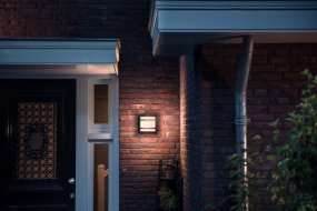 Petronia Anthracite lampe d’extérieur De Philips - La lampe d'extérieur LED Philips Petronia est fabriquée en aluminium gris anthracite durable et de haute qualité.