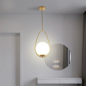 Avalon Ø23 Or De Searchlight - Accrochez ce plafonnier élégant au design classique n'importe où dans votre maison - le verre opale rond combiné à la finition dorée crée une lueur douce et chaleureuse qui est parfaite pour le couloir, le salon ou au-dessus d'un escalier.