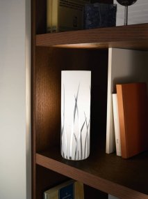 Rivato 26cm Blanc lampe de table De Eglo - Les détails chromés en forme d'herbe créent un décor subtil et élégant sur la surface en verre dépoli, qui diffuse une lumière douce et agréable.