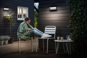 Bustan Anthracite lampe d’extérieur De Philips - Avec une durée de vie étonnante de 50 000 heures, ces lampes durent plus de deux ans.