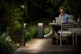 Bustan 77cm Anthracite bornes De Philips - Avec une durée de vie étonnante de 50 000 heures, ces lampes durent plus de deux ans.