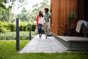 Stratosphere 77cm Anthracite bornes De Philips - Avec une durée de vie étonnante de 50 000 heures, ces lampes durent plus de deux ans.