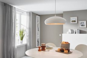Mogano Ø40 Blanc suspension De Eglo - Avec sa forme doucement arrondie en finition blanche et cuivre, il crée une atmosphère chaleureuse et cosy, parfaite pour la salle à manger, le salon ou le couloir.