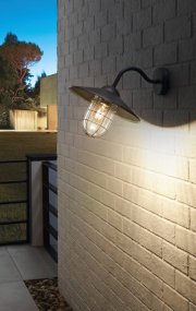 Melgoa Noir lampe d’extérieur De Eglo - Le design d'inspiration rétro de la lampe en fait un ajout élégant à la maison ou au jardin, où elle crée une atmosphère rustique et charmante.