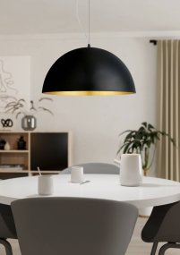 Gaetano Ø53 Noir suspension De Eglo - La lampe est suspendue à un câble fin et réglable, ce qui lui donne une sensation de légèreté et de flottement.