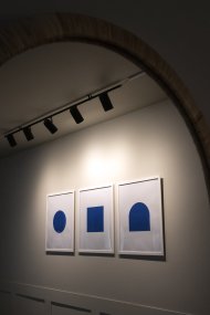 Swan 5 Noir spot De Globen Lighting - Ses cinq abat-jour en maille sont r&eacute;glables verticalement et lat&eacute;ralement, ce qui en fait un luminaire id&eacute;al pour un &eacute;clairage directionnel, par exemple dans un couloir ou sur un mur de galerie.