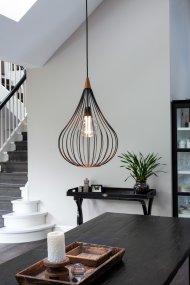 Drops Ø38 Noir De Halo Design - Le métal laqué noir associé au cuivre brossé confère à la pièce de l'élégance.