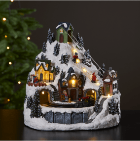 Alpville 25cm Multicolore De Star Trading - Magnifique d&eacute;coration de No&euml;l repr&eacute;sentant un paysage hivernal avec un t&eacute;l&eacute;ph&eacute;rique, des skieurs et une gare avec un train tournant.