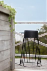 Koster Noir De Globen Lighting - Koster fonctionne &agrave; la fois comme un pi&eacute;destal avec une surface en relief et comme un tabouret, car il peut supporter un poids allant jusqu'&agrave; 85 kg.