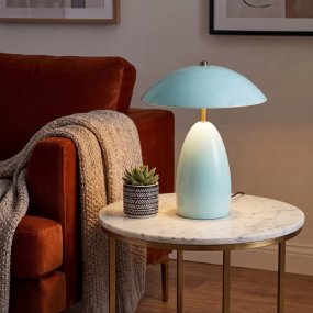 Poppy 35cm bleu clair De Elstead Lighting - La lampe est &eacute;quip&eacute;e d'une LED int&eacute;gr&eacute;e de 11,5 W, d&eacute;livrant un flux lumineux de 761 lumens et une lumi&egrave;re blanc chaud (3000 K).