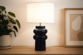 Anelli 56cm Bleu De Nordic Lighting - La lampe de table Anelli&nbsp;, avec son pied en c&eacute;ramique bleue brillante et son abat-jour en lin blanc, est un &eacute;l&eacute;ment de d&eacute;coration &eacute;l&eacute;gant et moderne.