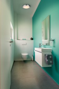 Classic Round Ø30 Chrome lampe de salle de bain De Ledvance - Sk&auml;rmen i frostat glas ger ett fint och bl&auml;ndfritt ljus i rummet.