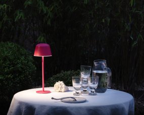 Table USB 30cm Magenta portable De Ledvance - Avec un indice de protection IP54, il est résistant aux intempéries et parfait pour une utilisation intérieure et extérieure.