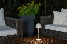 Table USB 30cm Beige portable De Ledvance - Avec un indice de protection IP54, il est résistant aux intempéries et parfait pour une utilisation intérieure et extérieure.