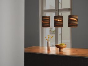 Cardboard Cylinder 83cm Brun suspension De Osram - Les abat-jour, fabriqu&eacute;s &agrave; partir de plusieurs couches de carton, cr&eacute;ent un beau jeu de lumi&egrave;re dans la pi&egrave;ce lorsqu'ils sont &eacute;clair&eacute;s et contribuent &agrave; une atmosph&egrave;re chaleureuse et naturelle.