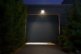 Flood Sensor 27W 4000K Gris foncé lampe d’extérieur De Ledvance - Du kan ocks&aring; v&auml;lja att st&auml;nga av sensorn helt och d&aring; ist&auml;llet anv&auml;nda dig av timern, lampan &auml;r d&aring; t&auml;nd i 6h och sl&auml;ckt resterande timmar p&aring; dygnet.