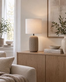 Palizzo 33cm Brun lampe de table De Nordic Lighting - Le pied pr&eacute;sente une surface mate, &eacute;voquant le sable, dans une chaude teinte brune, et une texture c&ocirc;tel&eacute;e, conf&eacute;rant &agrave; la lampe une allure douce et d&eacute;corative.