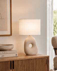 Pikazo 45cm Beige lampe de table De Lampan - La lampe est fournie avec un c&acirc;ble en plastique blanc de 1,8 m de long, &eacute;quip&eacute; d'un interrupteur et d'une prise.