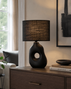 Pikazo 45cm Noir lampe de table De Lampan - Elle est fournie avec un c&acirc;ble en plastique noir de 1,8 m de long, &eacute;quip&eacute; d'un interrupteur et d'une prise.