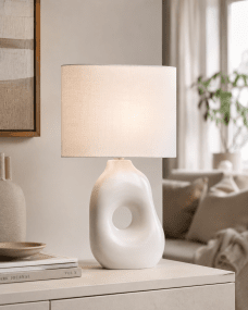 Pikazo 45cm Blanc lampe de table De Lampan - La lampe de table Pikazo s&eacute;duit par son pied sculptural unique en c&eacute;ramique orn&eacute; d'un motif de cheveux continu et son abat-jour ovale en lin blanc.