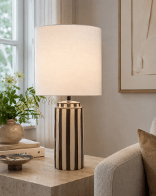 Faro 50cm Brun/blanc lampe de table De Nordic Lighting - Son pied en c&eacute;ramique, finition blanc cr&egrave;me et rayures brunes, cr&eacute;e un style &agrave; la fois dynamique et harmonieux.