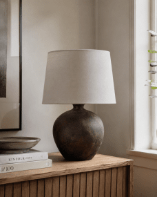 Bella 42cm Brun foncé lampe de table De Nordic Lighting - La lampe de table Bella est dot&eacute;e d'un magnifique pied en c&eacute;ramique brun fonc&eacute; &agrave; la finition rustique et d'un abat-jour en lin beige.
