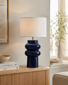 Anelli 56cm Bleu lampe de table De Nordic Lighting - La lampe de table Anelli&nbsp;, avec son pied en c&eacute;ramique bleue brillante et son abat-jour en lin blanc, est un &eacute;l&eacute;ment de d&eacute;coration &eacute;l&eacute;gant et moderne.