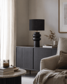 Anelli 56cm Noir lampe de table De Nordic Lighting - Elle est fournie avec un câble en plastique noir de 1,8 m et un interrupteur avec prise.