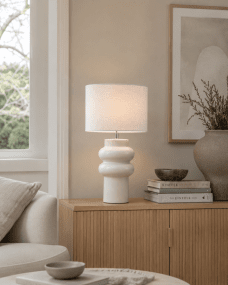 Anelli 56cm Blanc lampe de table De Nordic Lighting - La lampe de table Anelli&nbsp;allie un &eacute;l&eacute;gant pied en c&eacute;ramique &agrave; un &eacute;l&eacute;gant abat-jour en lin.