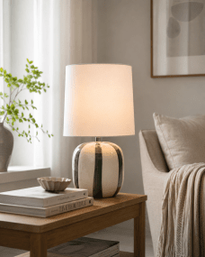 Pholca 38cm Blanc/vert lampe de table De Nordic Lighting - Pholca est une lampe de table d&eacute;corative qui cr&eacute;e une ambiance douce et harmonieuse dans n'importe quelle pi&egrave;ce.