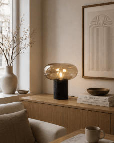 Alba 32cm Noir/ambre lampe de table De Nordic Lighting - La lampe est fournie avec un c&acirc;ble textile noir de 1,8 m de long, &eacute;quip&eacute; d'un interrupteur et d'une prise.