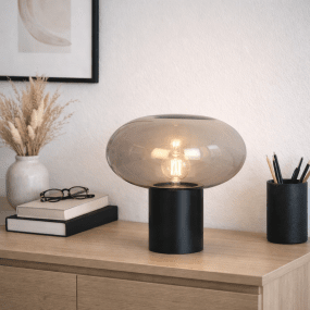 Alba 32cm Noir/Fumé lampe de table De Nordic Lighting - Elle est fournie avec un c&acirc;ble textile noir de 1,8 m, un interrupteur et une prise secteur.