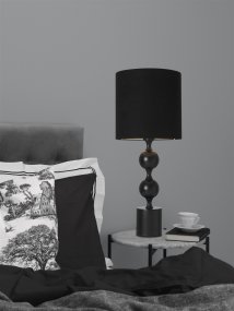 Prakt 60cm Noir lampe de table De Cottex - La magnifique lampe de table en métal et textile est une lampe élégante et accrocheuse qui ajoute une touche sophistiquée à la pièce.