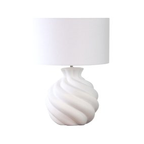 Vindel 52cm Blanc lampe de table De Lampan - &Eacute;l&eacute;gante et raffin&eacute;e, la lampe Vindel trouvera sa place sur une table d'appoint, un bureau ou une console, apportant chaleur et caract&egrave;re &agrave; tout int&eacute;rieur.