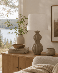 Amfora 67cm Sable lampe de table De Lampan - Amfora apporte une touche de style &agrave; une table d'appoint, un bureau ou une console, en y insufflant chaleur et caract&egrave;re.