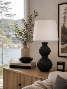 Amfora 67cm Noir lampe de table De Lampan - Amfora apporte une touche de style &agrave; une table d'appoint, un bureau ou une console, en y insufflant chaleur et caract&egrave;re.