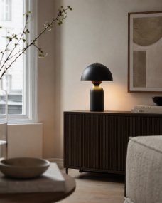 Capello 35cm Noir lampe de table De Nordic Lighting - Le d&eacute;tail chrom&eacute; d&eacute;coratif sur le dessus apporte une touche d'&eacute;l&eacute;gance et en fait un magnifique point de mire dans les chambres, les salons et les couloirs.