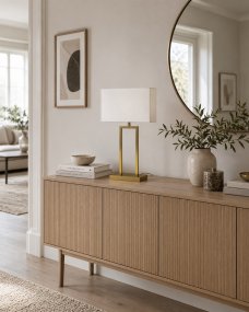 Gemma 52cm Laiton lampe de table De Nordic Lighting - Une &eacute;l&eacute;gante lampe de table en m&eacute;tal, finition laiton, qui cr&eacute;e une ambiance chaleureuse et raffin&eacute;e.