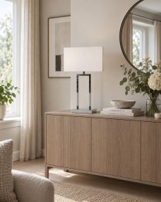 Gemma 52cm Chrome lampe de table De Nordic Lighting - Son abat-jour rectangulaire en tissu blanc diffuse une lumi&egrave;re douce et agr&eacute;able, id&eacute;ale pour les chambres, les salons et les couloirs.
