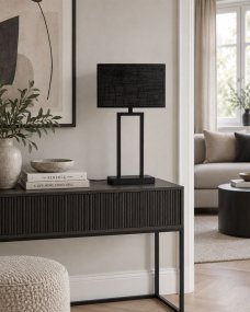 Gemma 52cm Noir lampe de table De Nordic Lighting - Son abat-jour rectangulaire en tissu noir diffuse une lumi&egrave;re douce et agr&eacute;able, id&eacute;ale pour les chambres, les salons et les couloirs.